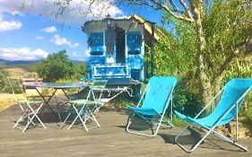 La roulotte et la cabane de la colline seive
